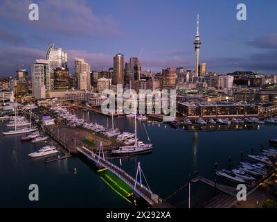 Auckland, Nouvelle-Zélande - 24 juillet 2023 : vue aérienne d'un coucher de soleil spectaculaire sur les gratte-ciel du centre-ville d'Auckland avec la marina du bassin du Viaduc à ne Banque D'Images