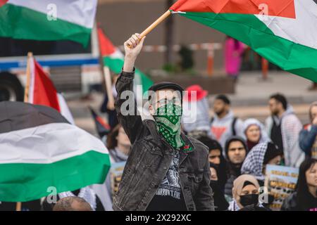 Chicago, États-Unis, 20 avril 2024, les manifestants pro-Palestine défilent dans les rues du centre-ville de Chicago pour protester contre l'occupation israélienne de Gaza, pour que Joe Biden mette fin au financement américain d'Israël, et pour appeler à un cessez-le-feu, crédit : David Jank/Alamy Live News Banque D'Images