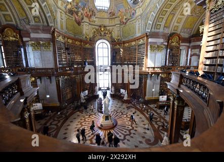 Vienne. 19 avril 2024. Cette photo prise le 19 avril 2024 montre une vue de la salle d'État de la Bibliothèque nationale autrichienne à Vienne, Autriche. La Bibliothèque nationale autrichienne est située au palais de la Hofburg, dans le centre de Vienne. Elle était auparavant connue sous le nom de Bibliothèque impériale ('Hofbibliothek') fondée par la famille royale des Habsbourg, et renommée ANL en 1920. Crédit : HE Canling/Xinhua/Alamy Live News Banque D'Images