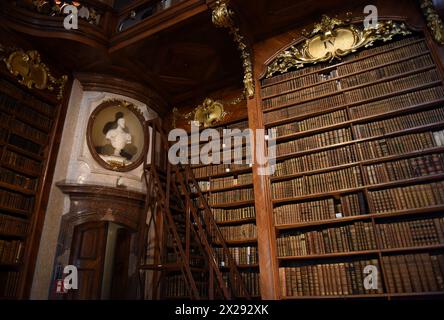 Vienne, Autriche. 19 avril 2024. Les livres sont photographiés à la salle d'État de la Bibliothèque nationale autrichienne, Vienne, Autriche, le 19 avril 2024. La Bibliothèque nationale autrichienne est située au palais de la Hofburg, dans le centre de Vienne. Elle était auparavant connue sous le nom de Bibliothèque impériale ('Hofbibliothek') fondée par la famille royale des Habsbourg, et renommée ANL en 1920. Crédit : HE Canling/Xinhua/Alamy Live News Banque D'Images