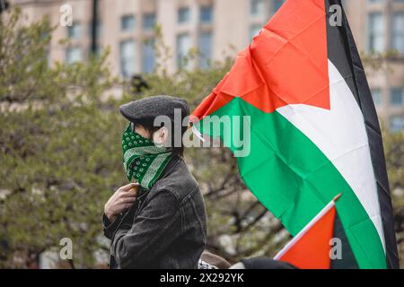 Chicago, États-Unis, 20 avril 2024, les manifestants pro-Palestine défilent dans les rues du centre-ville de Chicago pour protester contre l'occupation israélienne de Gaza, pour que Joe Biden mette fin au financement américain d'Israël, et pour appeler à un cessez-le-feu, crédit : David Jank/Alamy Live News Banque D'Images