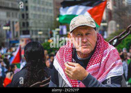 Chicago, États-Unis, 20 avril 2024, les manifestants pro-Palestine défilent dans les rues du centre-ville de Chicago pour protester contre l'occupation israélienne de Gaza, pour que Joe Biden mette fin au financement américain d'Israël, et pour appeler à un cessez-le-feu, crédit : David Jank/Alamy Live News Banque D'Images