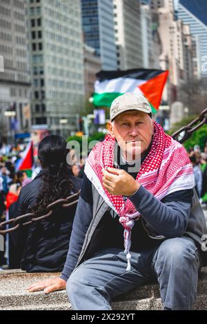 Chicago, États-Unis, 20 avril 2024, les manifestants pro-Palestine défilent dans les rues du centre-ville de Chicago pour protester contre l'occupation israélienne de Gaza, pour que Joe Biden mette fin au financement américain d'Israël, et pour appeler à un cessez-le-feu, crédit : David Jank/Alamy Live News Banque D'Images