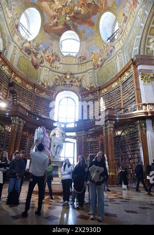 Vienne, Autriche. 19 avril 2024. Les gens visitent le State Hall de la Bibliothèque nationale autrichienne à Vienne, Autriche, le 19 avril 2024. La Bibliothèque nationale autrichienne est située au palais de la Hofburg, dans le centre de Vienne. Elle était auparavant connue sous le nom de Bibliothèque impériale ('Hofbibliothek') fondée par la famille royale des Habsbourg, et renommée ANL en 1920. Crédit : HE Canling/Xinhua/Alamy Live News Banque D'Images