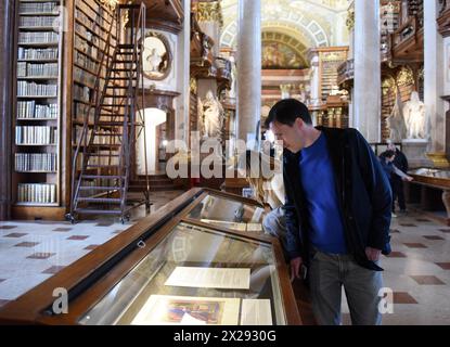 Vienne, Autriche. 19 avril 2024. Les gens visitent le State Hall de la Bibliothèque nationale autrichienne à Vienne, Autriche, le 19 avril 2024. La Bibliothèque nationale autrichienne est située au palais de la Hofburg, dans le centre de Vienne. Elle était auparavant connue sous le nom de Bibliothèque impériale ('Hofbibliothek') fondée par la famille royale des Habsbourg, et renommée ANL en 1920. Crédit : HE Canling/Xinhua/Alamy Live News Banque D'Images