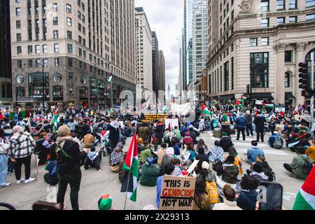 Chicago, États-Unis, 20 avril 2024, les manifestants pro-Palestine défilent dans les rues du centre-ville de Chicago pour protester contre l'occupation israélienne de Gaza, pour que Joe Biden mette fin au financement américain d'Israël, et pour appeler à un cessez-le-feu, crédit : David Jank/Alamy Live News Banque D'Images