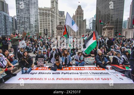 Chicago, États-Unis, 20 avril 2024, les manifestants pro-Palestine tiennent une bannière déclarant que Chicago se tient aux côtés de la Palestine alors qu'ils défilent dans les rues du centre-ville de Chicago pour protester contre l'occupation israélienne de Gaza, pour Joe Biden de mettre fin au financement américain d'Israël, et appeler à un cessez-le-feu, Credit : David Jank/Alamy Live News Banque D'Images