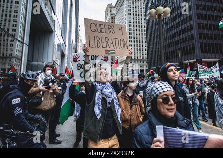 Chicago, États-Unis, 20 avril 2024, Une femme tient le panneau «Queers for Liberation» lors de la marche Pro Palestine dans les rues du centre-ville de Chicago pour protester contre l'occupation israélienne de Gaza, pour que Joe Biden mette fin au financement américain d'Israël, et appelle à un cessez-le-feu, crédit : David Jank/Alamy Live News Banque D'Images