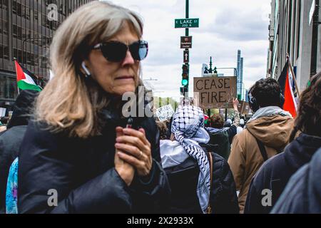 Chicago, États-Unis, 20 avril 2024, une femme plus âgée est prise dans la foule de manifestants pro-Palestine alors qu'ils défilent dans les rues du centre-ville de Chicago pour protester contre l'occupation israélienne de Gaza, pour que Joe Biden mette fin au financement américain d'Israël, et appelle à un cessez-le-feu, crédit : David Jank/Alamy Live News Banque D'Images