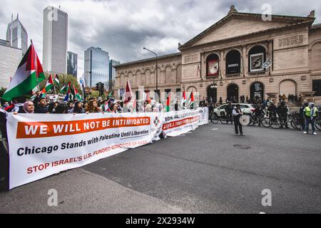 Chicago, États-Unis, 20 avril 2024, les manifestants pro-Palestine défilent devant le Chicago Art Institute dans le centre-ville de Chicago pour protester contre l'occupation israélienne de Gaza, pour que Joe Biden mette fin au financement américain d'Israël et appelle à un cessez-le-feu, crédit : David Jank/Alamy Live News Banque D'Images