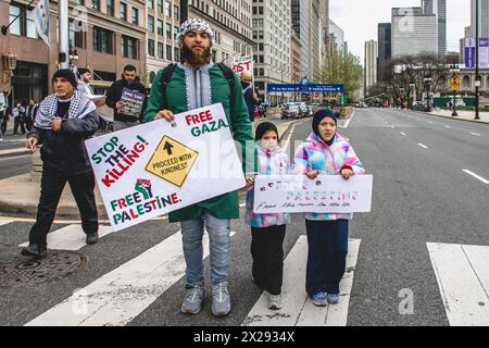 Chicago, États-Unis, 20 avril 2024, Un père et ses enfants défilent dans les rues du centre-ville de Chicago pour protester contre l'occupation israélienne de Gaza, pour que Joe Biden mette fin au financement américain d'Israël et appelle à un cessez-le-feu, crédit : David Jank/Alamy Live News Banque D'Images