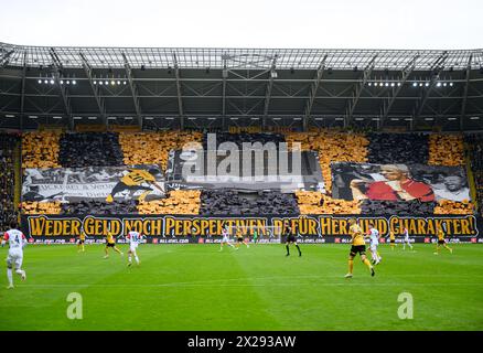 Dresde, Allemagne. 20 avril 2024. Football : 3ème division, SG Dynamo Dresden - Viktoria Köln, journée 34, Rudolf-Harbig-Stadion. Les fans de dynamo dans le K-Block montrent une chorégraphie. Crédit : Robert Michael/dpa/Alamy Live News Banque D'Images