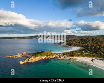 St Helens, Australie : vue aérienne spectaculaire de la magnifique côte de Bay of Fires avec plage de sable blanc en Tasmanie en Australie Banque D'Images