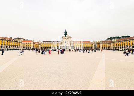 La Praça do Comércio est la place la plus magnifique de Lisbonne. la plaza face au port est l'une des plus grandes places du Portugal. La place est encore commune Banque D'Images