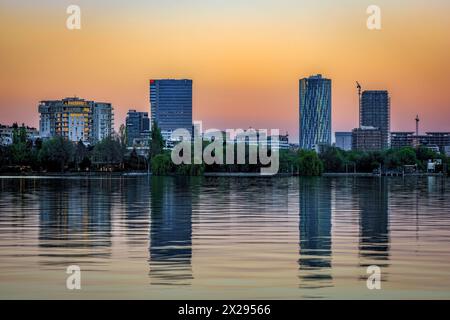 Horizon de Bucarest et le parc du lac Herastrau au crépuscule. Photo prise le 5 avril 2024 à Bucarest, Roumanie. Banque D'Images