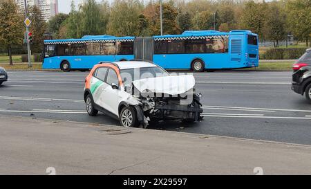 MOSCOU, RUSSIE - 4 octobre 2023 : accident de voiture impliquant une machine à autopartager Banque D'Images