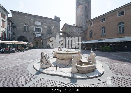 Marbre Fontana Contarini (Fontaine Contarini) du XVIII siècle, gothique Palazzo della Ragione du XIIe siècle, romane Torre Civica (Tour civique) Banque D'Images