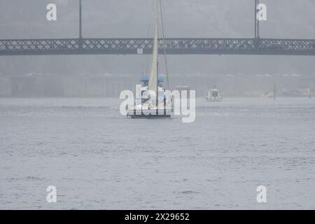 Touristes et amis célébrant et ayant un bon moment sur un voilier de plaisance naviguant le long du fleuve Douro en passant sous le pont Don Luis I I. Banque D'Images