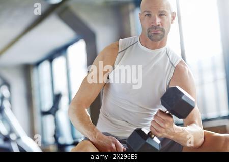 Homme, haltérophilie et exercice dans la salle de gym pour la force avec haltère, défi d'entraînement et muscle fort. Bodybuilder, athlète professionnel et entraînement de fitness Banque D'Images