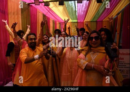 Delhi, New Delhi, Inde. 21 avril 2024. Famille et amis portent des danses kurta jaunes gracieusement lors de la cérémonie du marié Haldi à New Delhi, Inde, le 21 avril 2024 (crédit image : © Deep Nair/ZUMA Press Wire) USAGE ÉDITORIAL SEULEMENT! Non destiné à UN USAGE commercial ! Banque D'Images
