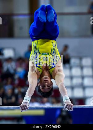 Doha, Qatar. 20 avril 2024. Arthur Mariano, du Brésil, participe à la finale des barres horizontales masculines à la 16e Coupe du monde FIG Artistic Gymnastics Apparatus à Doha, Qatar, le 20 avril 2024. Crédit : Nikku/Xinhua/Alamy Live News Banque D'Images