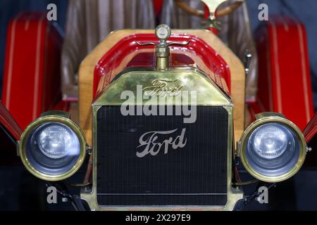 Bucarest, Roumanie - 21 avril 2024 : Détails avec la partie avant et l'emblème d'une voiture Ford rétro. Banque D'Images
