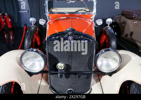 Bucarest, Roumanie - 21 avril 2024 : Détails avec la partie avant et l'emblème d'un roadster rétro Graham Paige 1929. Banque D'Images