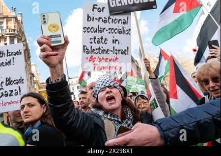 Londres, Royaume-Uni. 30 mars 2024. Des milliers de personnes défilent pour la « Marche nationale pour la Palestine ». Les partisans pro-palestiniens et israéliens se rencontrent près du pont de Waterloo. Crédit Banque D'Images