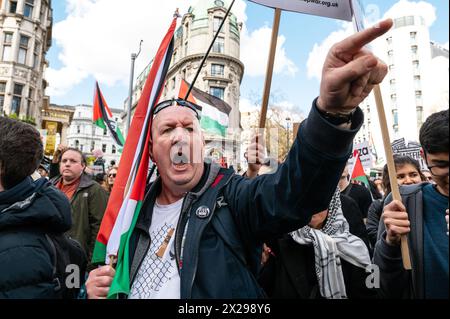 Londres, Royaume-Uni. 30 mars 2024. Des milliers de personnes défilent pour la « Marche nationale pour la Palestine ». Les partisans pro-palestiniens et israéliens se rencontrent près du pont de Waterloo. Crédit Banque D'Images