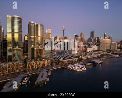 Sydney, Australie - 19 juillet 2023 : le ferry avec vue aérienne attend au Barangaroo Wharf dans le quartier récemment réaménagé de Darling Harbor dans le centre-ville de Sydney Banque D'Images