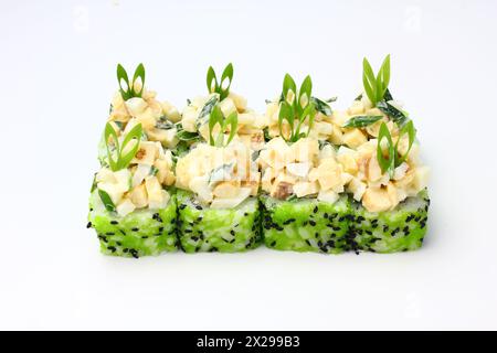 Livraison de sushis. Ensemble de rouleaux dans une boîte jetable sur un fond noir. Vue de dessus Banque D'Images