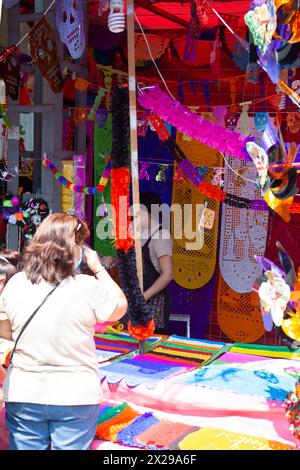 Papel Picado Vendor pendant Day of the Dead au marché jamaïcain à Mexico, Mexique Banque D'Images