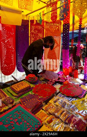 Papel Picado Vendor pendant Day of the Dead au marché jamaïcain à Mexico, Mexique Banque D'Images