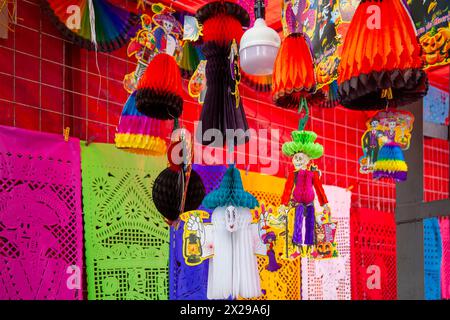 Papel Picado Vendor pendant Day of the Dead au marché jamaïcain à Mexico, Mexique Banque D'Images