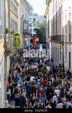 Milan, Italie - 20 avril 2024 - Fuorisalone Milano design week - les gens marchent dans les rues du quartier du design de Brera crédit : Kines Milano/Alamy Live News Banque D'Images