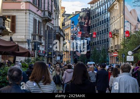 Milan, Italie - 20 avril 2024 - Fuorisalone Milano design week - les gens marchent dans les rues du quartier du design de Brera crédit : Kines Milano/Alamy Live News Banque D'Images