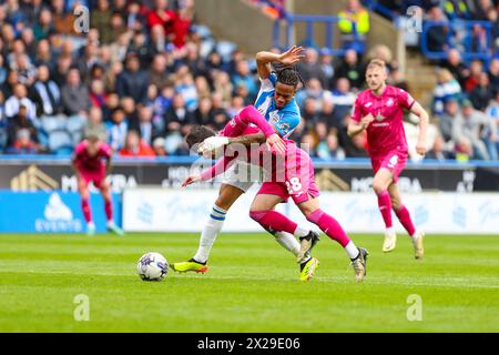 John Smith's Stadium, Huddersfield, Angleterre - 20 avril 2024 Liam Walsh (28) de Swansea City et David Kasumu (18) de Huddersfield Town bataille pour le ballon - pendant le match Huddersfield Town v Swansea City, Sky Bet Championship, 2023/24, John Smith's Stadium, Huddersfield, Angleterre - 20e avril 2024 crédit : Mathew Marsden/WhiteRosePhotos/Alamy Live News Banque D'Images