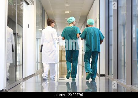 Chirurgiens marchant dans le couloir hospitalier, Hôpital Onkologikoa, Institut d'oncologie, Centre de cas pour la prévention, le diagnostic et le traitement du cancer, Donost Banque D'Images