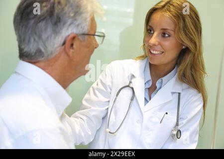 Médecin avec patient, salle de consultation, Hôpital Onkologikoa, Institut d'oncologie, Centre de cas pour la prévention, le diagnostic et le traitement du cancer, Donosti Banque D'Images