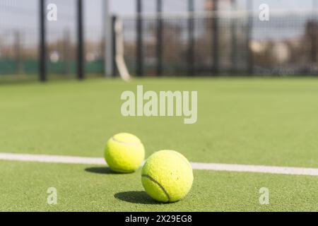 Balle de tennis jaune et verdâtre vif sur un court fraîchement peint Banque D'Images