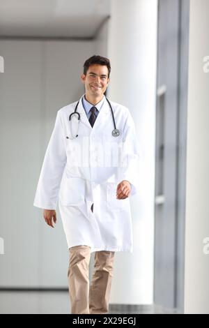 Médecin marchant dans le couloir, Hôpital Onkologikoa, Institut d'oncologie, Centre de cas pour la prévention, le diagnostic et le traitement du cancer, Donostia, San Seb Banque D'Images