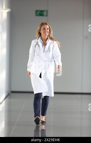 Médecin marchant dans le couloir, Hôpital Onkologikoa, Institut d'oncologie, Centre de cas pour la prévention, le diagnostic et le traitement du cancer, Donostia, San Seb Banque D'Images