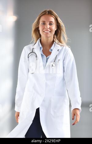 Médecin marchant dans le couloir, Hôpital Onkologikoa, Institut d'oncologie, Centre de cas pour la prévention, le diagnostic et le traitement du cancer, Donostia, San Seb Banque D'Images