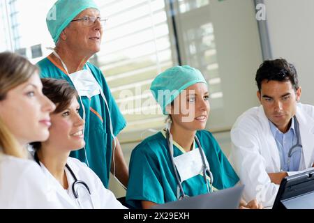 Réunion médicale, séance clinique, Hôpital Onkologikoa, Institut d'oncologie, Centre de cas pour la prévention, le diagnostic et le traitement du cancer, Donostia, Banque D'Images