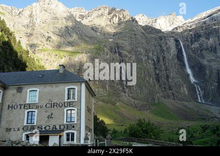 Saint meme, France - juin 30 2021 : Hôtel de la Cirque sous les chutes de Gavarnie au-dessus, restaurant touristique populaire et hôtel Banque D'Images