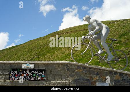 Col du Tourmalet, France - juin 30 2021 : panneau du col du Tourmalet avec statue, plus haut col des Pyrénées, célèbre ascension du Tour de France Banque D'Images