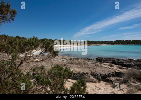 Une photo étonnante de sa saura Beach, sur la côte de Minorque Banque D'Images