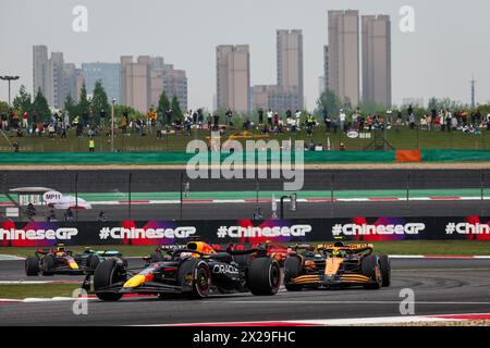 01 VERSTAPPEN Max (nld), Red Bull Racing RB20, 04 NORRIS Lando (gbr), McLaren F1 Team MCL38, 11 PEREZ Sergio (mex), Red Bull Racing RB20, action lors du Grand Prix de Chine de formule 1 Lenovo 2024, 5ème manche du Championnat du monde de formule 1 2024 du 19 au 21 avril, 2024 sur le circuit international de Shanghai, à Shanghai, en Chine Banque D'Images