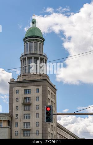 Tour en dôme architecture stalinienne à Frankfurter Tor le long de Frankfurter Allee à Berlin Friedrichshain - Kreuzberg, Allemagne, Europe Banque D'Images