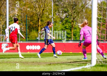 UTRECHT, 21-04-2024, Stadium Zoudenbalch, football, Dutch Azerion Vrouwen Eredivisie, saison 2023/2024, pendant le match FC Utrecht - FC Twente (femmes), FC Twente joueuse Renate Jansen crédit : Pro Shots/Alamy Live News Banque D'Images